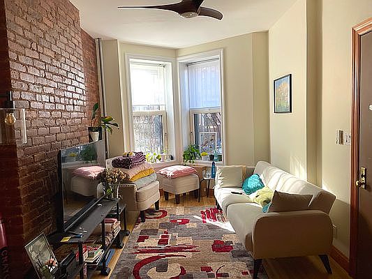 2nd image of 479 12th St APT 1R