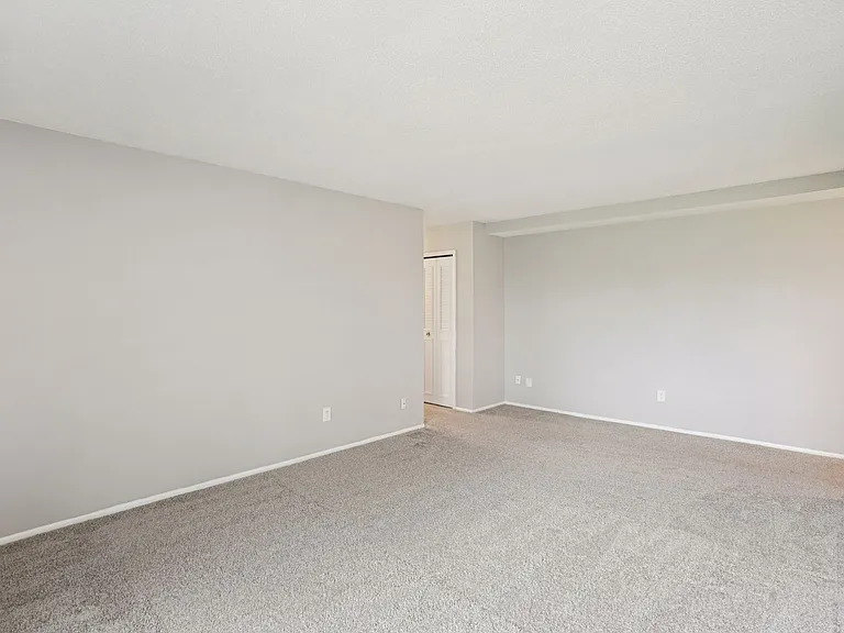 Hillcrest Club Apartments — Photo 21