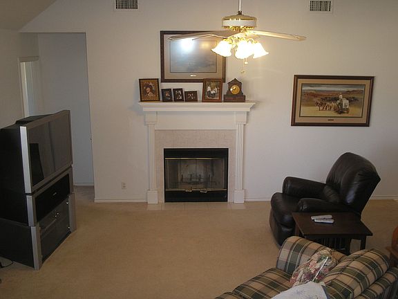 5th image of 409 Horseshoe Ln