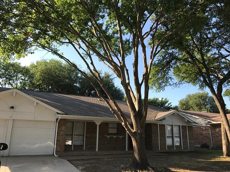 1025 Almond Dr — Photo 3