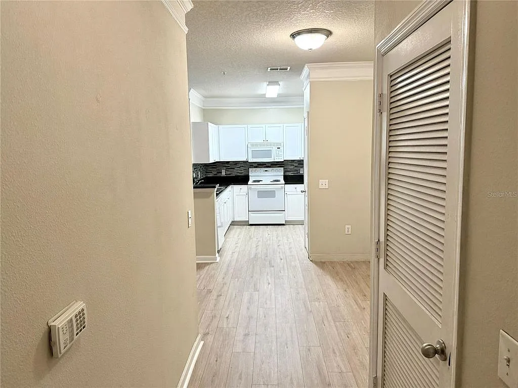 3 bed, 2.0 bath, 1369 sqft, $2,050 — Photo 2