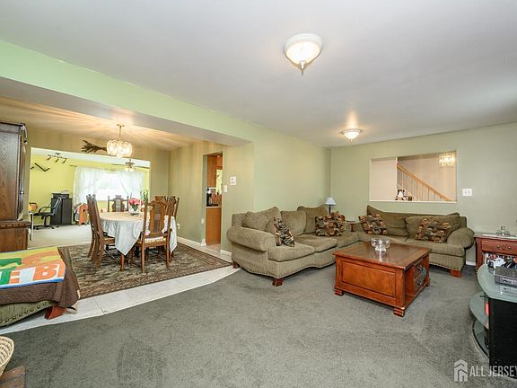 5th image of 20 Snowdrift Ln