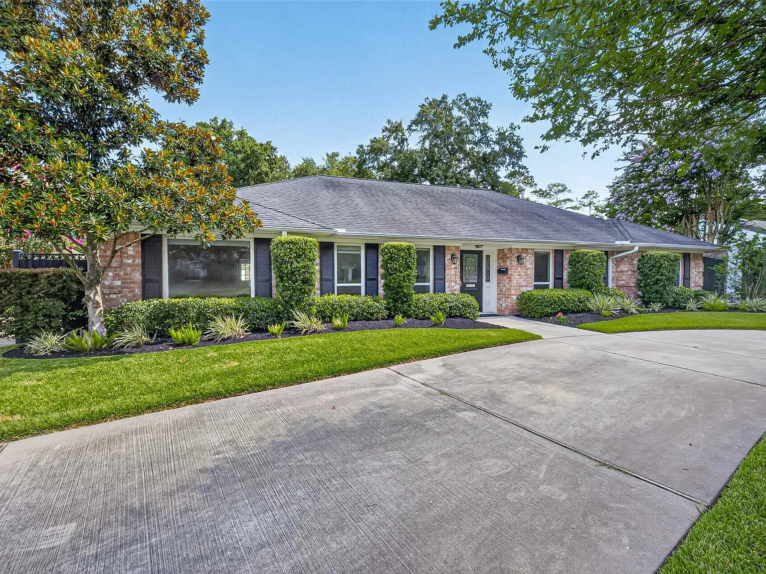 4 bed, 2.5 bath, 2599 sqft, $3,995 — Photo 2