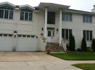 8315 Gross Point Rd, Morton Grove, IL 60053