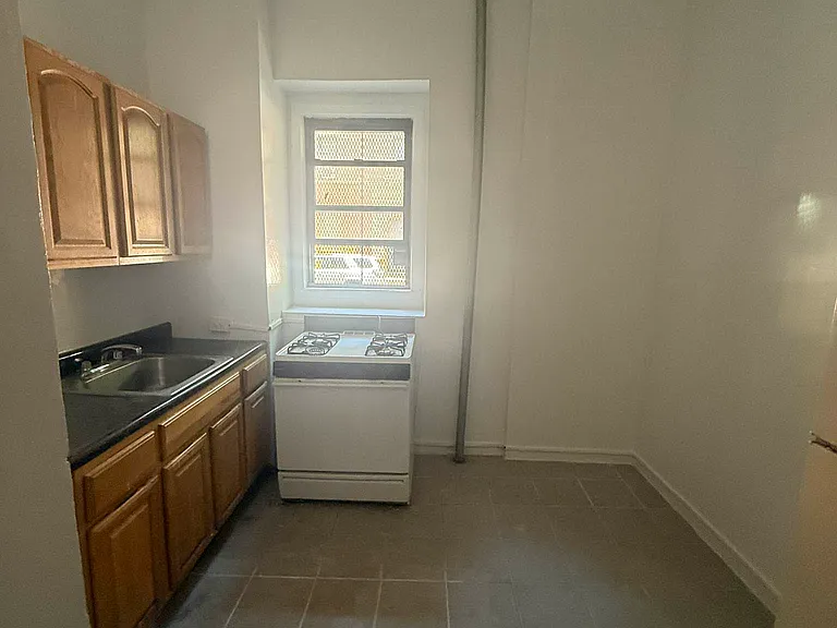 834 E 155th St #B — Photo 7