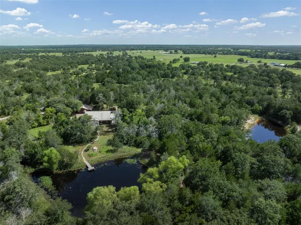11201 Wildlife Cir, Carmine, TX 78932