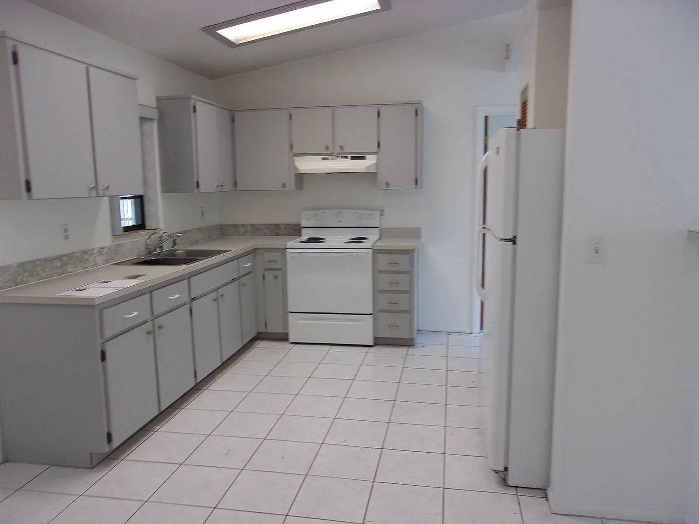 Adorable 3 Bedroom Home with Large Lanai — Photo 2