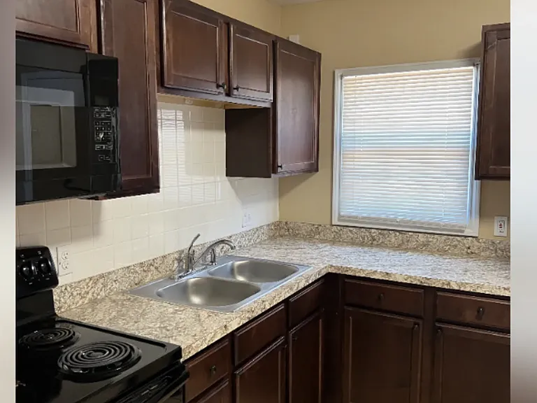 1421 S Beckley Rd — Photo 1