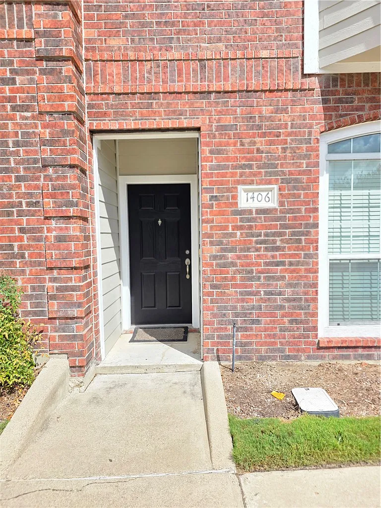 4 bed, 4.5 bath, 1856 sqft, $700 — Photo 3