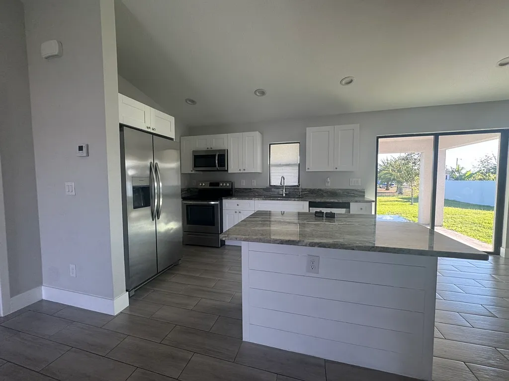 3 bed, 1204 sqft, $1,900 — Photo 3