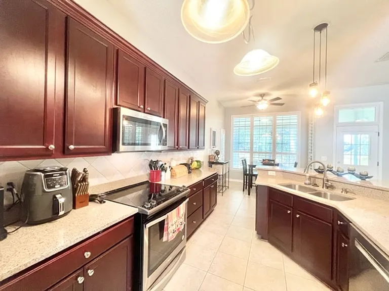 1660 Northridge Rd — Photo 10
