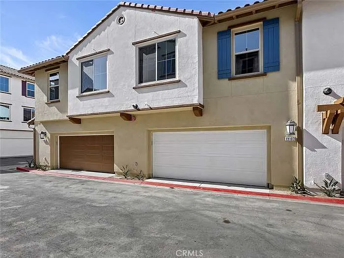 4 bed, 1913 sqft, $5,500 — Photo 2