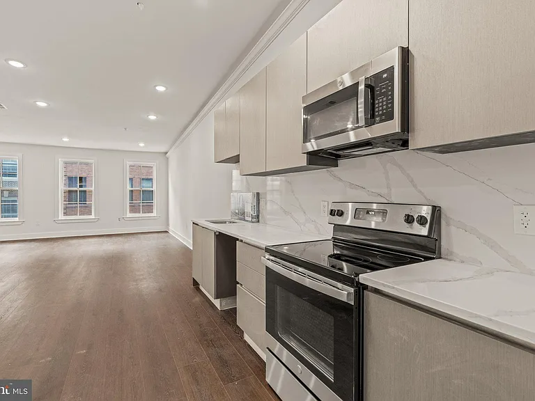 253 N 3rd St #4 — Photo 3