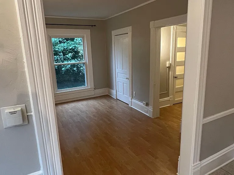 613 Hawthorne St NE — Photo 4