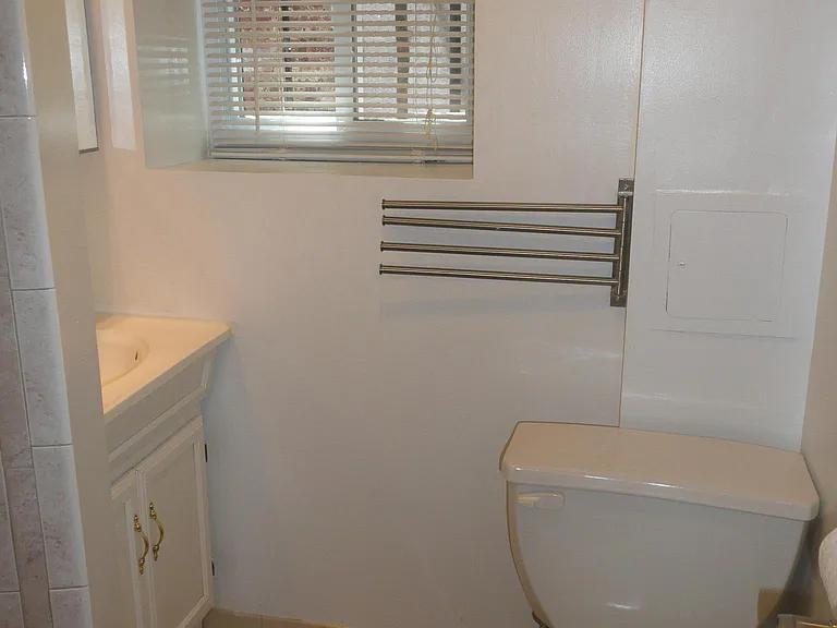 706 7th St SE #B2 — Photo 12
