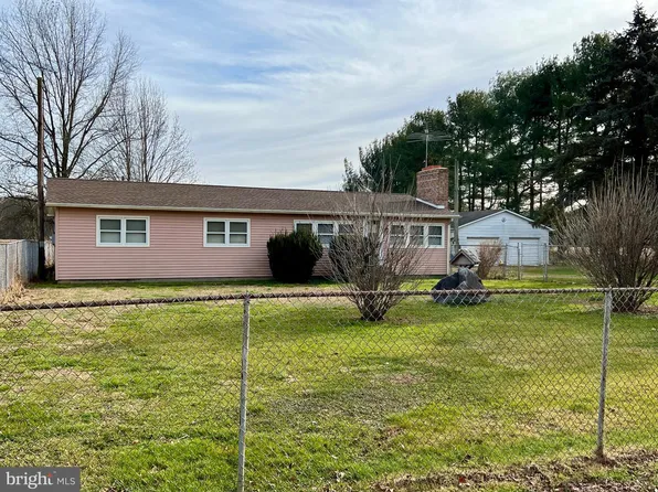 52 E Lake Rd, Pilesgrove, NJ 08098