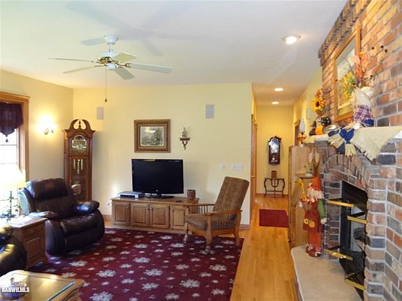 4th image of 810 Young St