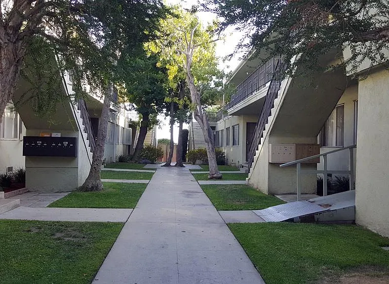 1902 W El Segundo Blvd #6 — Photo 1