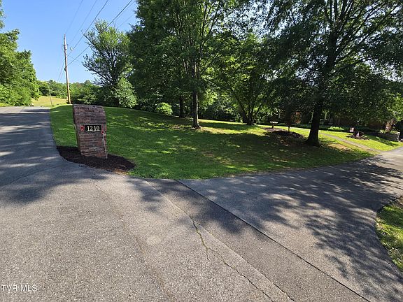 3rd image of 1210 Riverview Dr