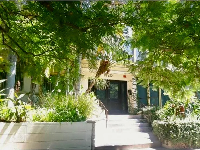 1520 N Hayworth Ave — Photo 26