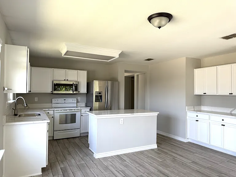 2429 Emerald Ln — Photo 3