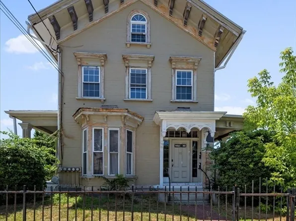 95 Nesmith St, Lowell, MA 01852