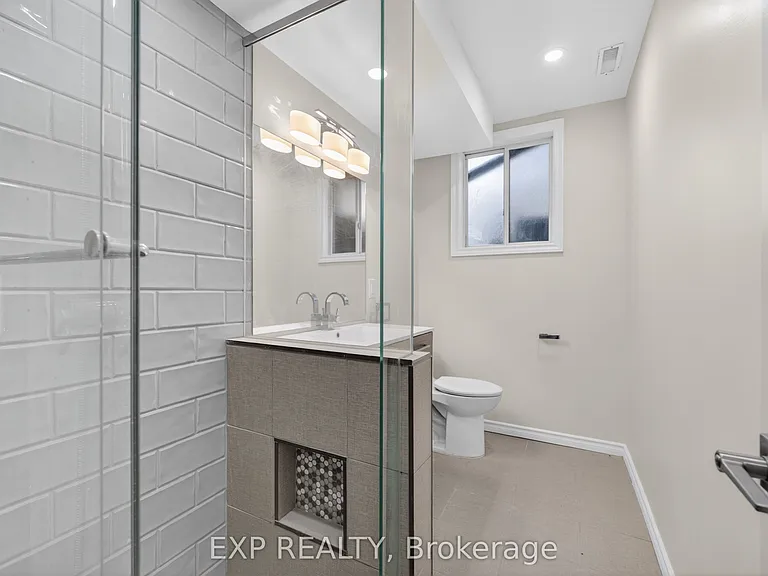 2580 Noella Cres #LOWER — Photo 20