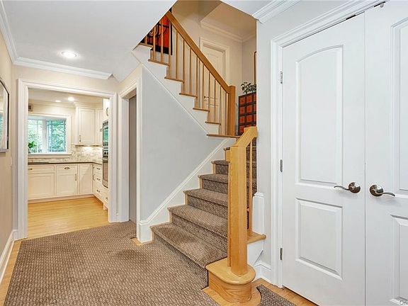 3rd image of 9 Hemlock Dr