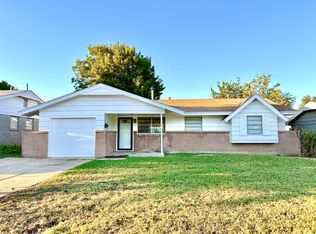 817 NW 9th St, Moore, OK 73160
