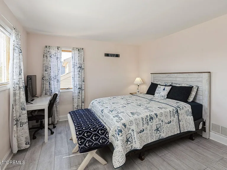 22 Longpoint Dr — Photo 11