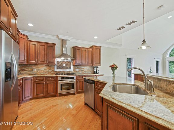 4th image of 1703 Lunt Ave