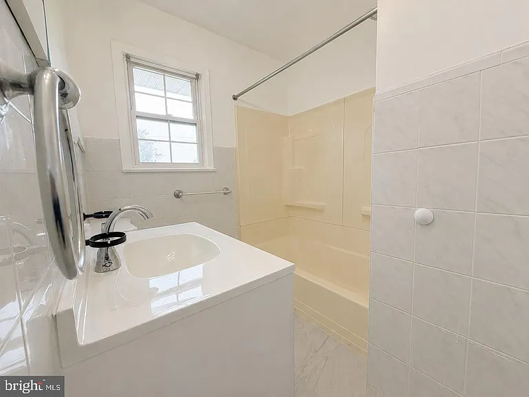 580 Village Rd W — Photo 24