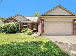32063 Oakcrest Dr, Chesterfield, MI 48047