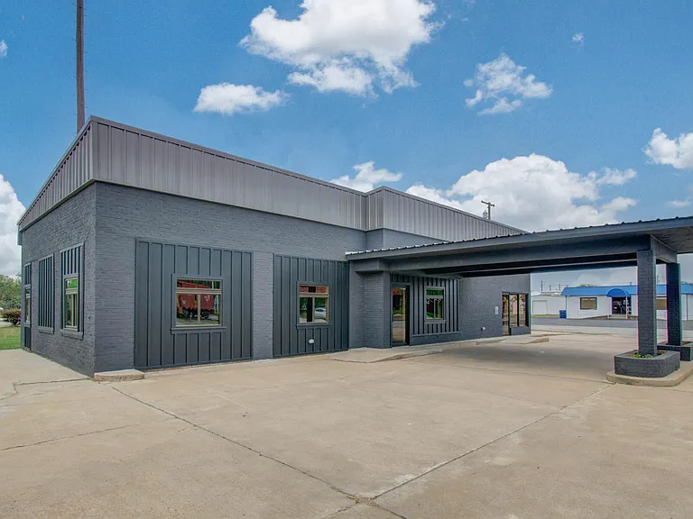 401 E Main St — Photo 5