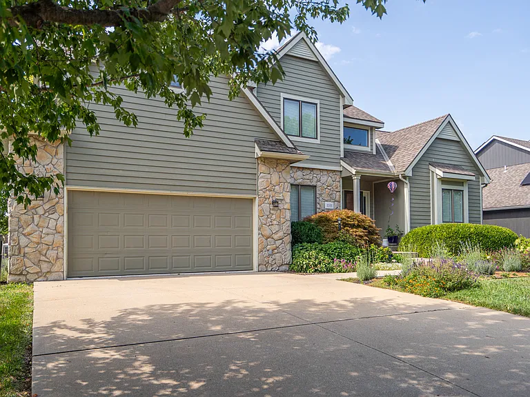 1101 Stonecreek Dr — Photo 2