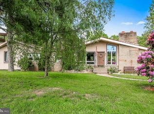 1030 Peach Mountain Rd, Pottsville, PA 17901