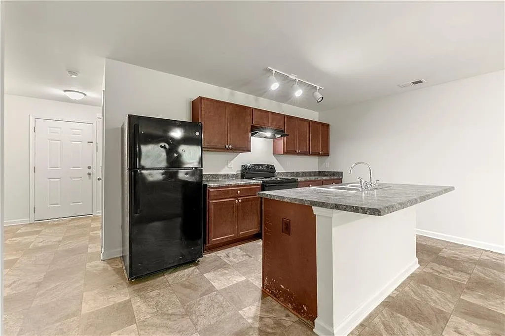 3 bed, 2.5 bath, 1600 sqft, $1,745 — Photo 3