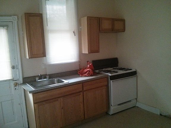 2nd image of 827 E Westmoreland St