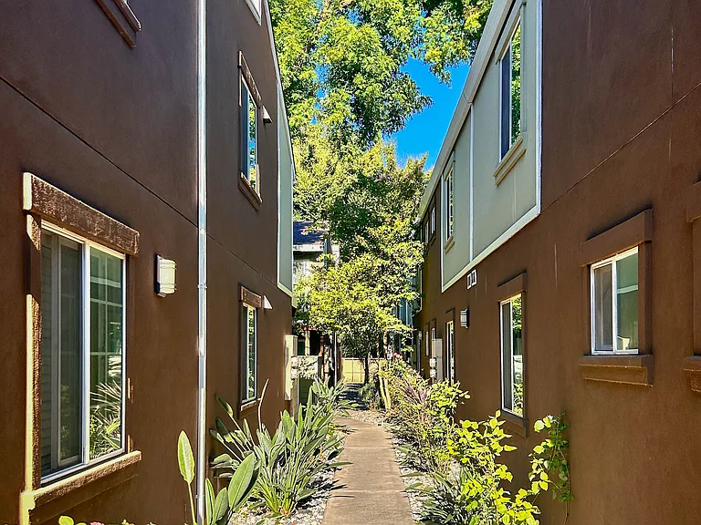 Capitol Lanai — Photo 15