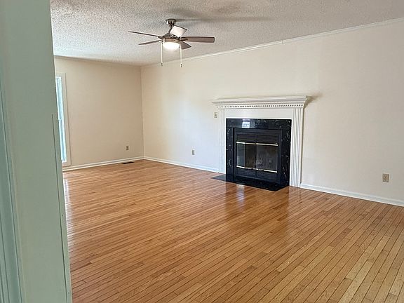 3rd image of 6 N Leslie Ln