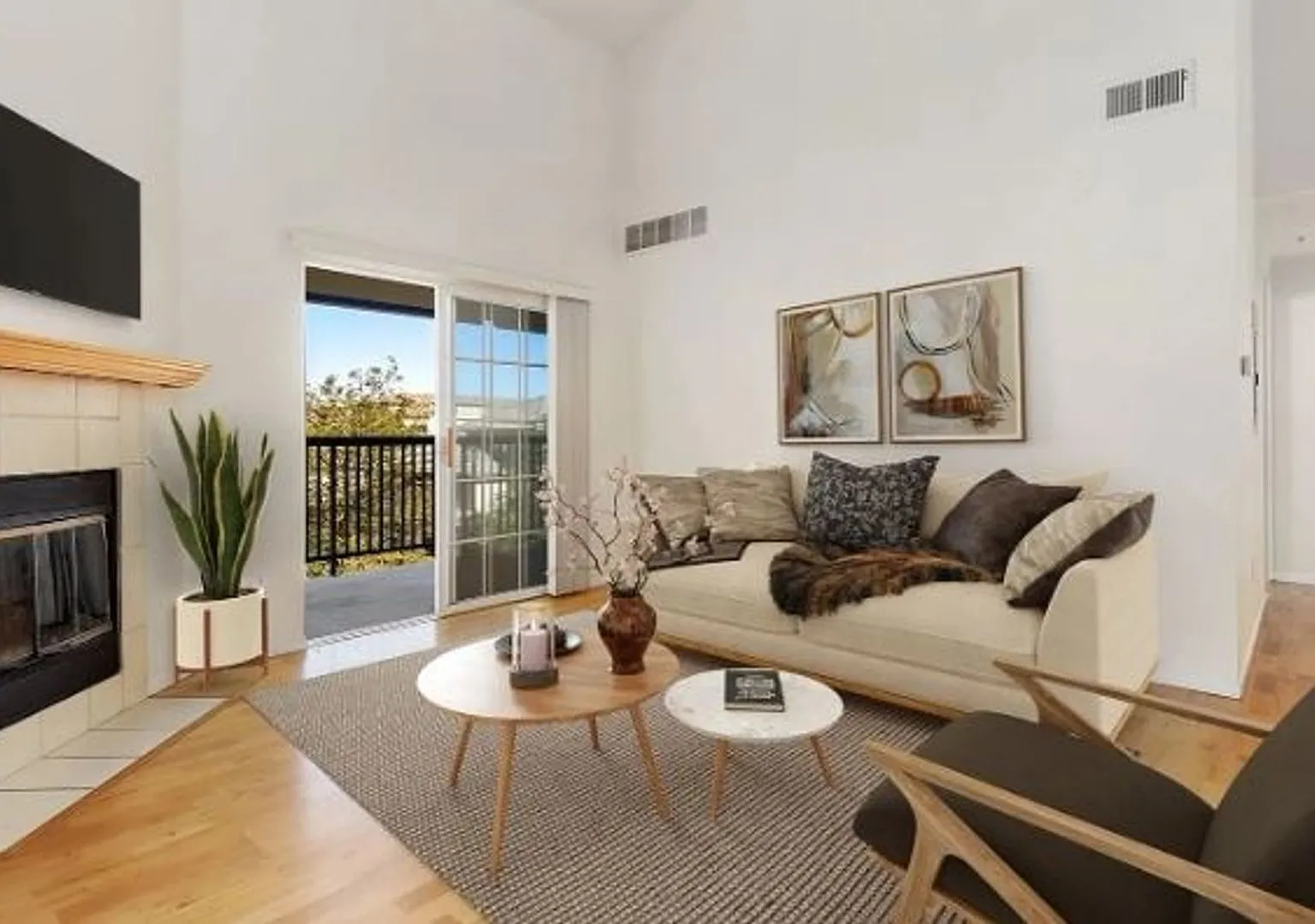 Spacious Condo in Aurora — Photo 1