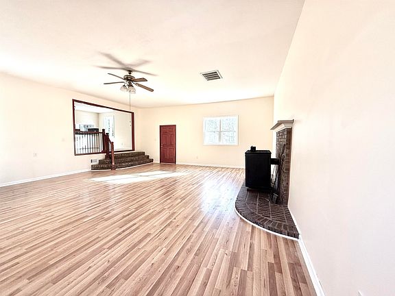 3rd image of 120 Rhodes Ln