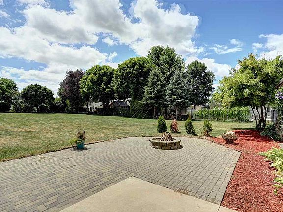 GENEROUS SIZE PATIO WITH FIREPIT