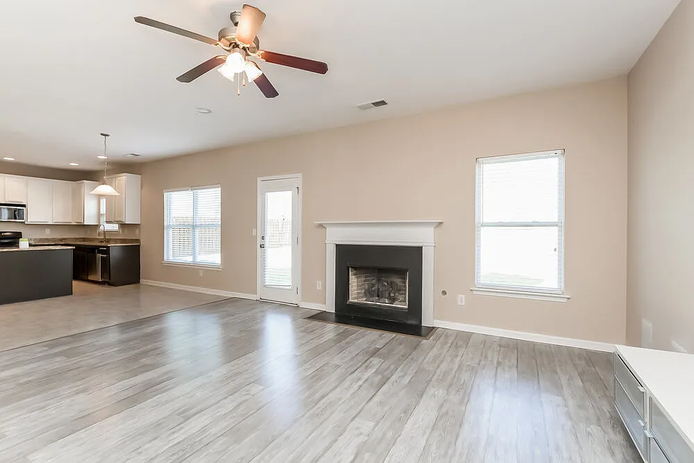 4 bed, 2.5 bath, 2933 sqft, $2,500 — Photo 2