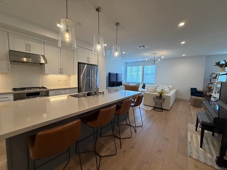 561 Pilgrim Dr — Photo 6