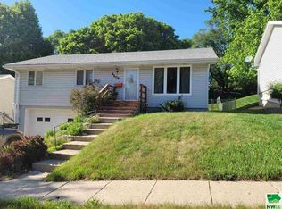 4505 Cherrywood Ln, Sioux City, IA 51106