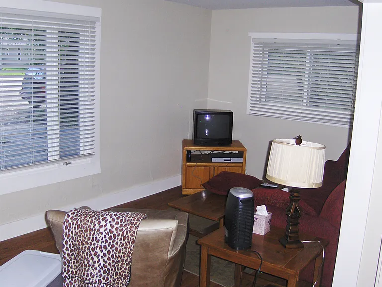 902 W Oak St #1 — Photo 3