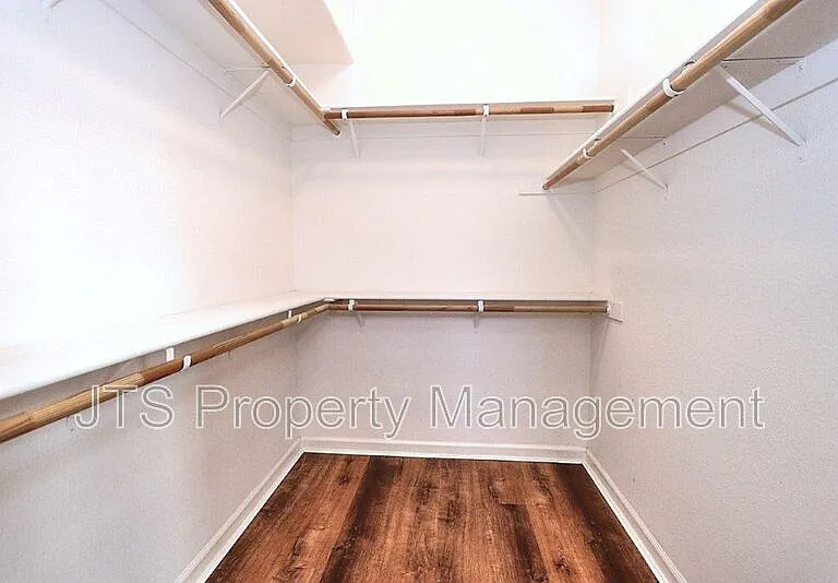 10921 Oakham Dr — Photo 32