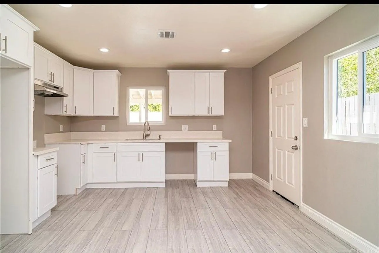 3531 Brynhurst Dr — Photo 2