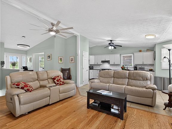 2nd image of 1136 Chinoe Rd